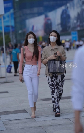 白裤小姐姐