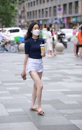 夏日抓拍干净清爽的白热裤女生