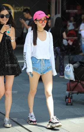 热裤女孩