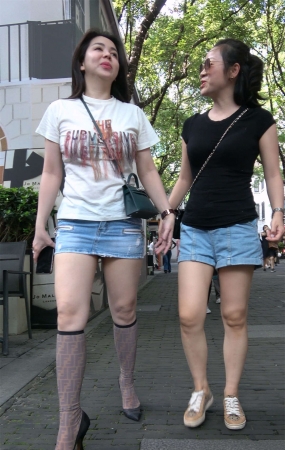 短裙长发丰腴美眉