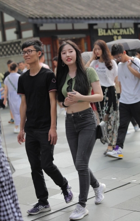 好可爱肉肉的大眼美眉