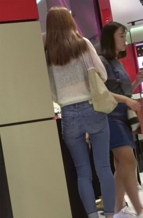 邻家女孩般亲切的街拍紧身蓝牛美女