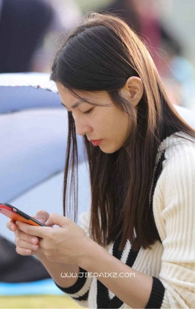 街拍优雅迷人美足年轻美女辣妈
