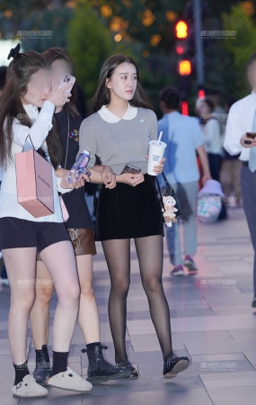 黑丝清秀美女