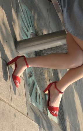 4k超清，漂亮连衣裙干净美足美女 一双艳丽红高跟很抢眼