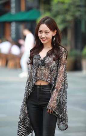 漂亮的气质牛仔美女