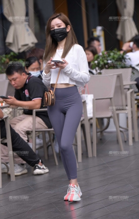 又一个小蛮腰翘臀美女~赞