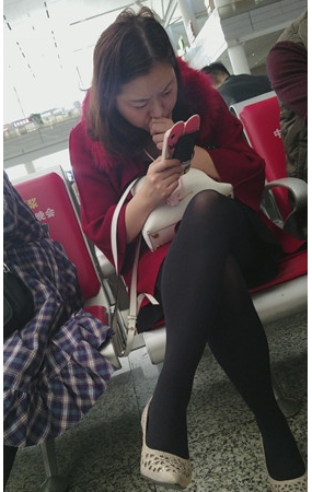 看手机的黑丝美妇