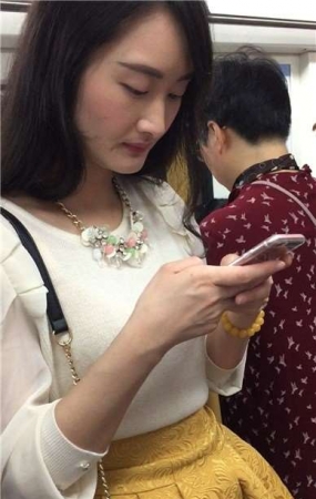 地铁拍摄性感连衣裙丰满妹子