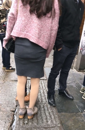 灰色包臀裙长发美眉和男友一起逛街游玩