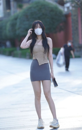 长腿紧身灰色包臀裙美女