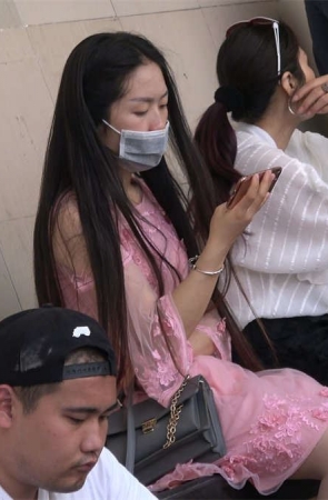 粉色长裙高跟肉丝妹子