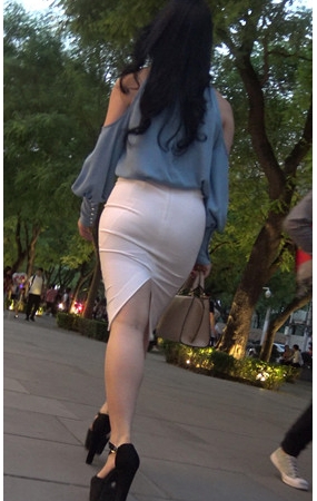 白色高腰包臀裙美女