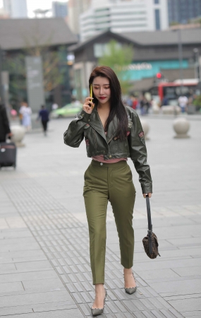 打扮酷酷的小姐姐