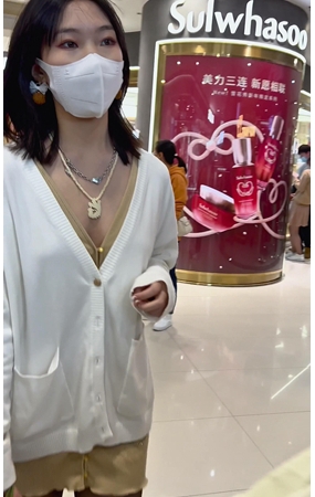 V领小姐姐