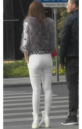 漂亮的白色紧身裤美女