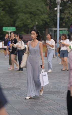 听歌的漂亮长裙美女