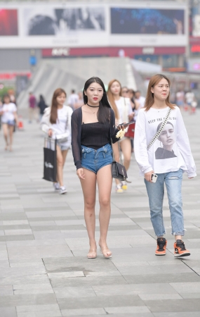 Hi~性感热裤小姐姐