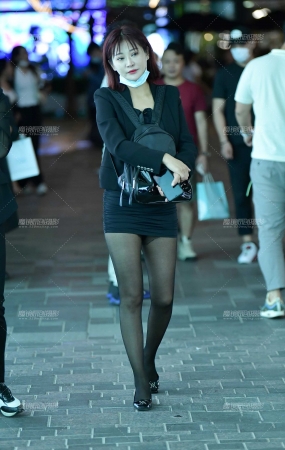 短裙黑丝袜美女
