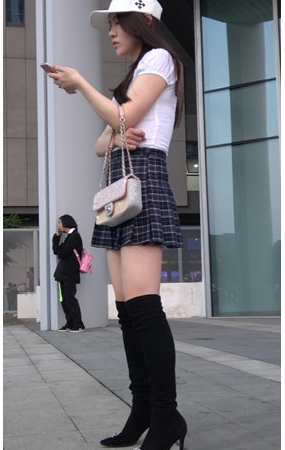 短裙美女小姐姐