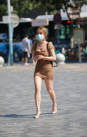 街拍短裙美女