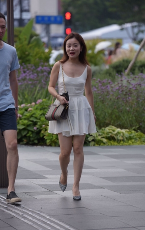 白色连衣裙美女