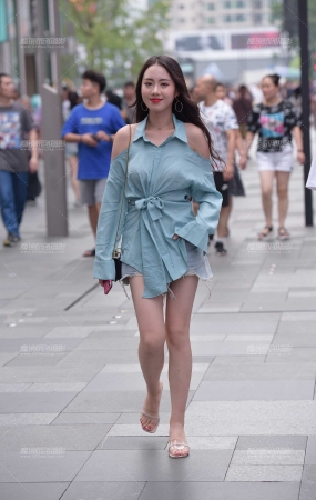 笑容甜美的小姐姐