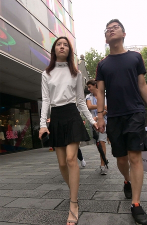 跟拍短裙女友