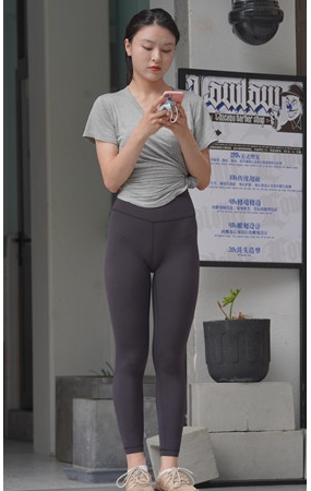 漂亮的黑色紧身裤长腿美女【套图+视频】