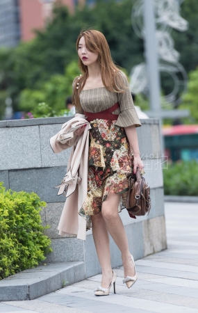 高跟卡到脚？？-13P