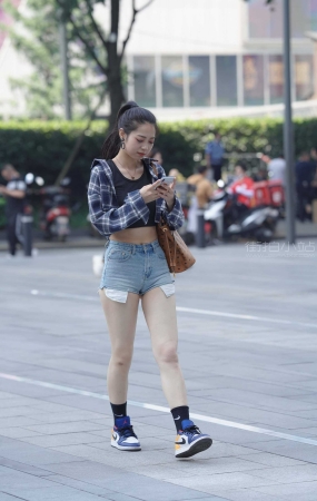 爱笑的热裤女孩 ~ 图片+V