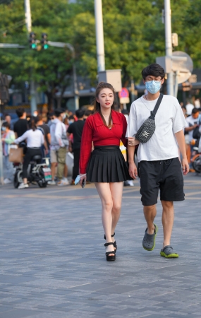 黑色百褶裙小姐姐