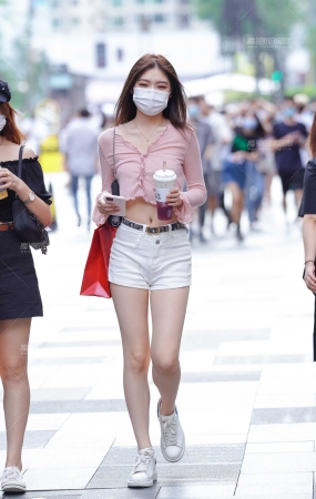 热裤长腿小妹