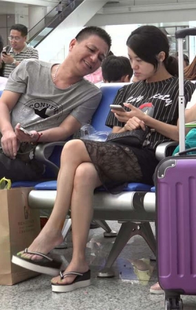 少妇绿趾艳足，脚型不错，但左脚脚面口味略重，有不少的抖腿动作