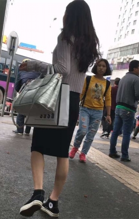 大白腿黑色短裙美女