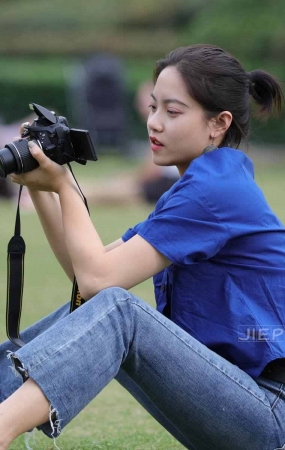 青春靓丽的赤足女孩