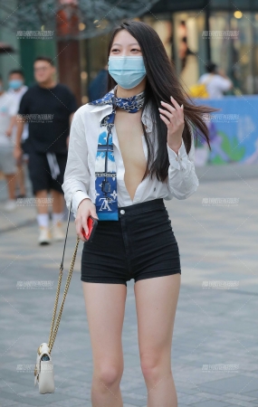黑色热裤小妹