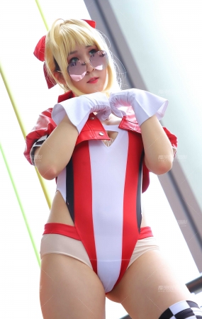 戴墨镜的红色的赛车服coser