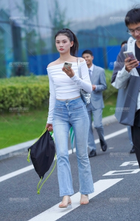 紧牛美眉