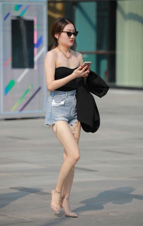 四九城嘎子街拍作品 – 热裤长腿白嫩小姐姐