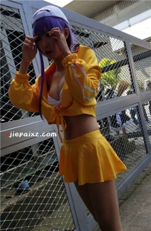 4K – 展会上小丰满的cosplay少女 [801 MB/MP4]