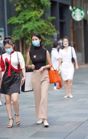 薄纱衣服美女