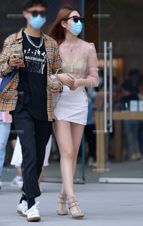 靓丽牛仔短裙美女