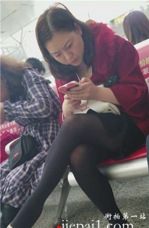 4k-高铁站候车室拍摄极品美腿黑丝高跟鞋美少妇