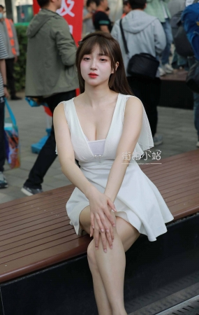 可爱风美腿白裙小姐姐
