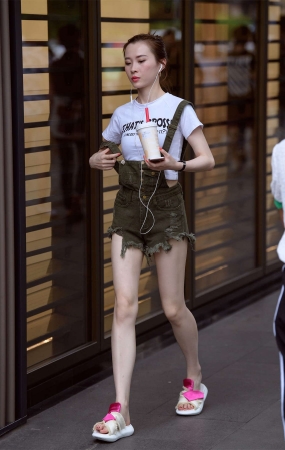 听歌的长腿牛仔热裤美女