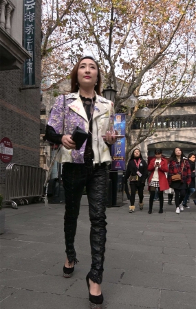 性感长腿街拍皮裤高跟御姐美女