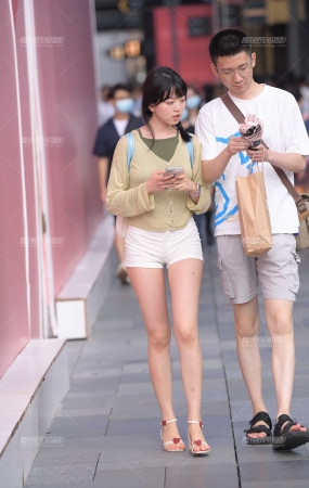 清秀热裤大白腿女友~