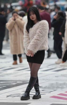 街拍黑丝少妇