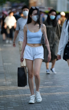 妩媚吊带热裤美女